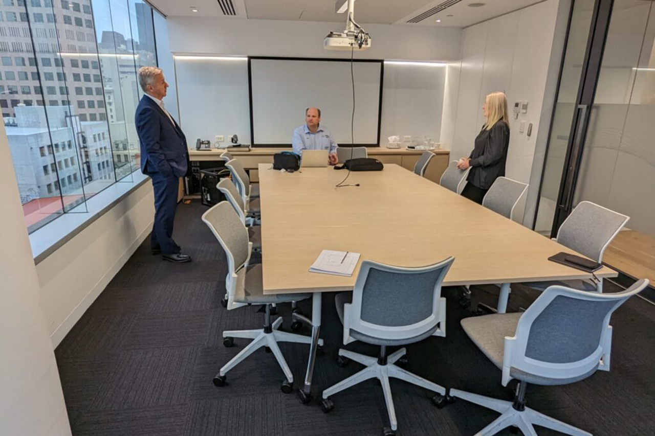 تفاوت پروژکتورهای DLP تک‌چیپ و سه‌چیپ؛ و چرا این موضوع روی کیفیت رنگ تأثیر می‌گذارد؟