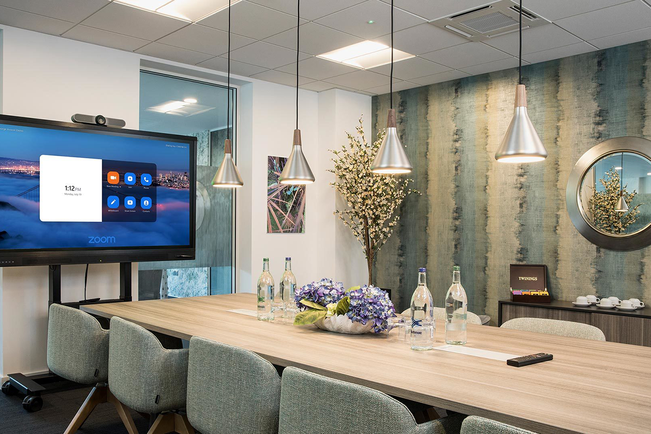 یکنواختی روشنایی (Brightness Uniformity) و اهمیت آن در ویدیو پروژکتورهای حرفه‌ای